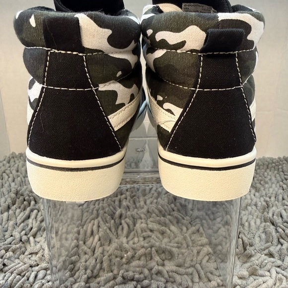 NWOT Sz 2 Wonder Nation Kids High-Top Sneakers - Black, White, Army Green Camo - Picture 6 of 7